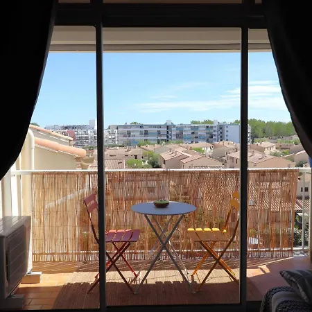 Duplex Climatise, 2 Pieces Avec Mezzanine, Parking Et Terrasse, Proche Et Commerces - Fr-1-307-235 * Le Grau-du-Roi