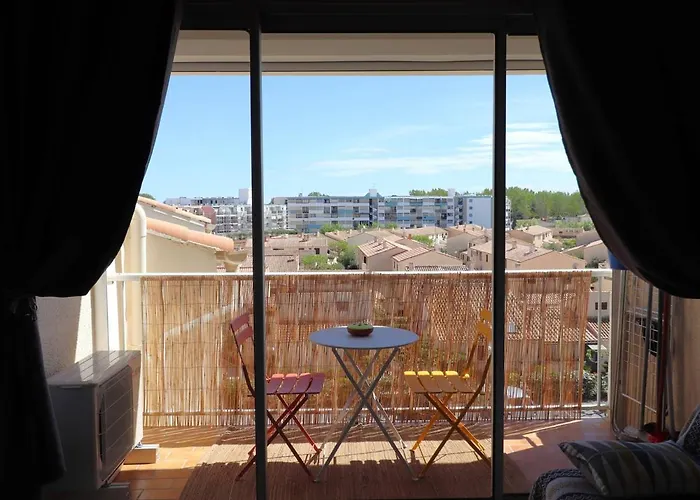 Duplex Climatise, 2 Pieces Avec Mezzanine, Parking Et Terrasse, Proche Et Commerces - Fr-1-307-235 * Le Grau-du-Roi